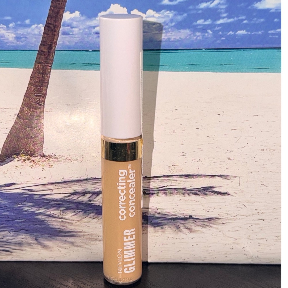 Revlon Glimmer Correcting Concealer Brightener 115 Light Liquid Makeup 0.3oz 9mL